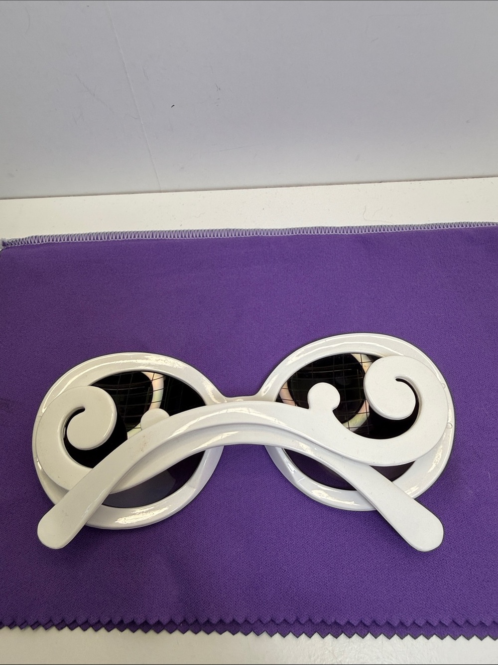 White Round Frame Women's Sunglasses with Swirl Temples - Picture 7 of 8